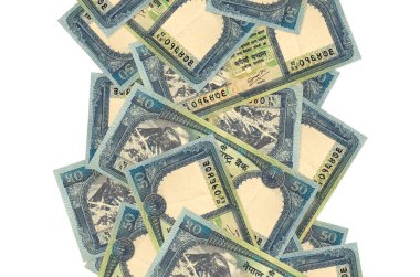 50 Nepal Rupisi banknotları beyazın üzerinde izole bir şekilde uçuyor. Birçok banknot sol ve sağ tarafta beyaz kopya alanı ile düşüyor