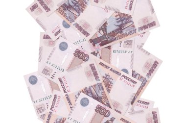 500 Rus rublesi beyazın üzerinde izole bir şekilde aşağı uçuyor. Birçok banknot sol ve sağ tarafta beyaz kopya alanı ile düşüyor