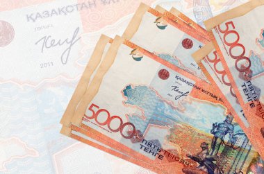 5000 Kazakistan tenge faturası büyük yarı şeffaf banknotun arka planında duruyor. Ulusal para biriminin soyut sunumu. İş konsepti