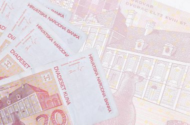 Büyük yarı şeffaf banknotun arka planında 20 Hırvat kuna faturası duruyor. Kopyalama alanı olan soyut iş arkaplanı