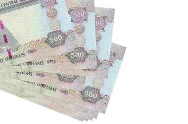 500 BAE Dirhams banknotu küçük gruplar halinde ya da beyaza izole edilmiş paketler halinde yatar. Kopyalama alanı olan bir model. İş ve para değişimi kavramı