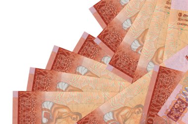 100 Sri Lanka rupisi banknotları beyaza izole edilmiş farklı bir sırayla yatar. Yerel bankacılık ya da para kazanma konsepti. İş arkaplanı afişi