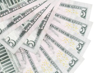 5 dolarlık banknotlar beyaz arka planda izole edilmiş, fotokopi alanı da yakın planda tutuluyor. Finansal işlemler kavramı