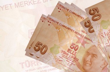 Büyük yarı şeffaf banknotun arka planında 50 Türk lirası duruyor. Ulusal para biriminin soyut sunumu. İş konsepti