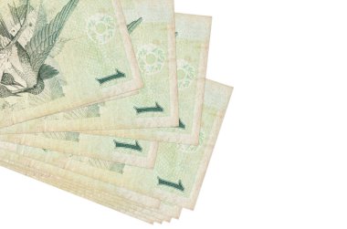 1 Brezilyalı gerçek banknotlar küçük gruplar halinde ya da beyaz paketler halinde yatar. Kopyalama alanı olan bir model. İş ve para değişimi kavramı
