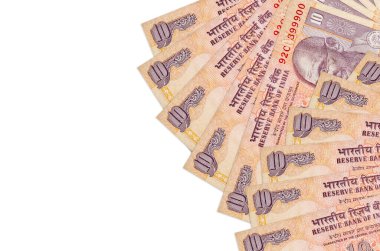 10 Hint rupi banknotları beyaz arka planda fotokopi alanı ile izole bir şekilde duruyor. Zengin yaşam kavramsal geçmişi. Büyük miktarda ulusal para birimi zenginliği