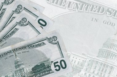 Yarı şeffaf banknotların arka planında 50 Amerikan doları var. Kopyalama alanı olan soyut iş arkaplanı