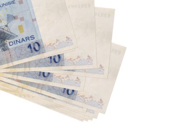 10 Tunus dinarı küçük gruplar halinde ya da beyaza izole edilmiş paketler halinde yatar. Kopyalama alanı olan bir model. İş ve para değişimi kavramı