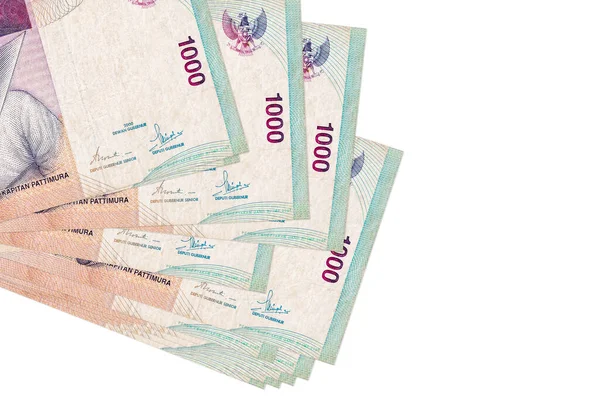 1000 Endonezya rupiası banknotları küçük gruplar halinde ya da beyaza izole edilmiş paketler halinde bulunur. Kopyalama alanı olan bir model. İş ve para değişimi kavramı
