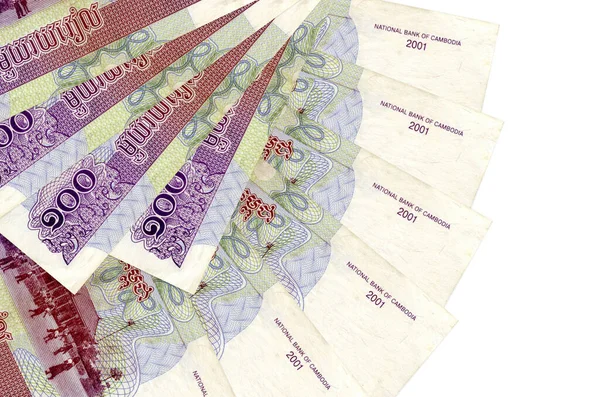 100 Kamboçya ayaklanması faturası beyaz arka planda izole edilmiş ve fotokopi alanı fan şeklinde dizilmiş. Finansal işlemler kavramı