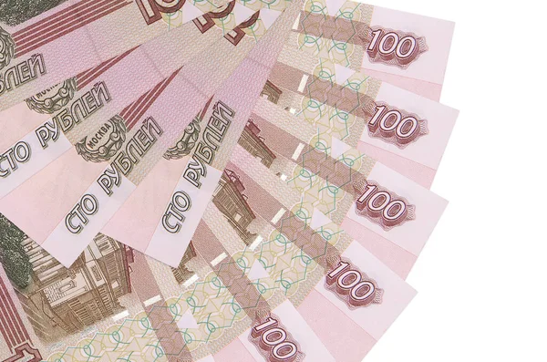 100 Rus Rublesi banknotları beyaz arka planda izole edilmiş, fotokopi alanı da yakın planda. Finansal işlemler kavramı