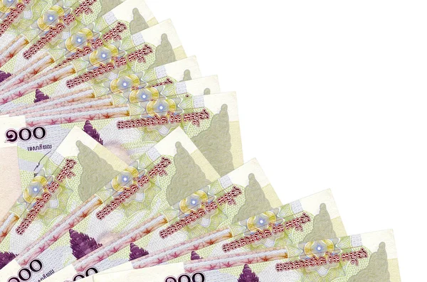 100 Kamboçya ayaklanması faturası beyaz arka planda izole edilmiş, fotokopi alanı da pervaneye yakın duruyor. Maaş zamanı kavramı veya finansal işlemler