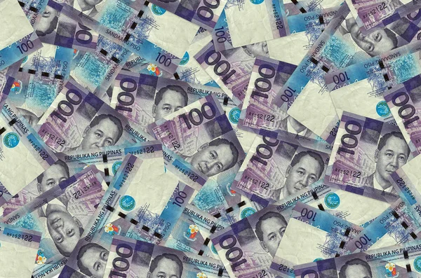 100 Filipin piso faturası büyük bir yığın halinde duruyor. Zengin yaşam kavramsal geçmişi. Büyük miktarda para.
