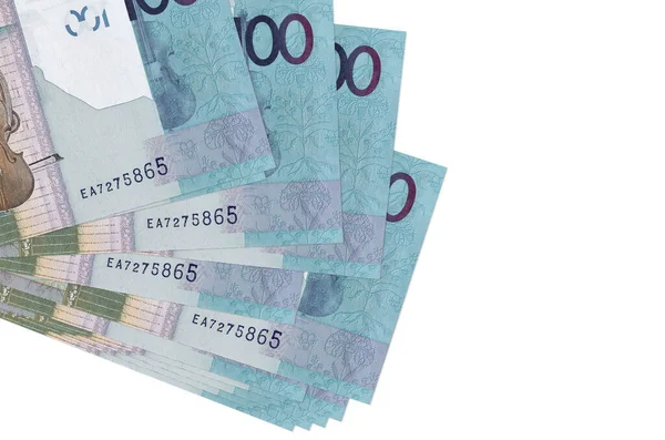 100 Belorus rublesi banknotları küçük gruplar halinde ya da beyaza izole edilmiş paketler halinde bulunur. Kopyalama alanı olan bir model. İş ve para değişimi kavramı