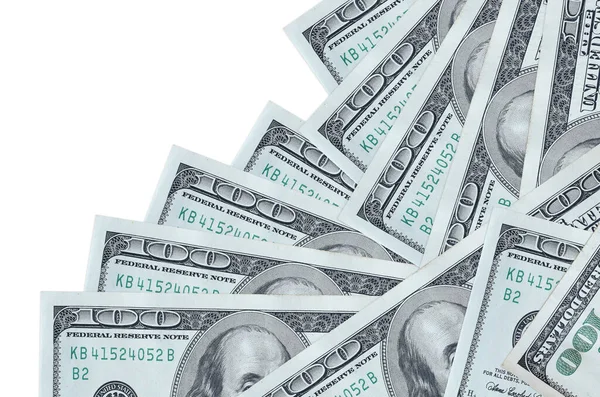 100 Amerikan doları banknotları beyaza izole edilmiş farklı bir sırayla yatar. Yerel bankacılık ya da para kazanma konsepti. İş arkaplanı afişi