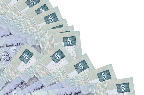 5 Mısır sterlinli banknotlar beyaz arka planda izole edilmiş, fotokopi alanı da pervaneye yakın duruyor. Maaş zamanı kavramı veya finansal işlemler