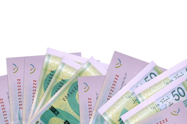 Ekranın alt tarafında 50 yeni şekel banknot var. Beyaz arka planda, kopyalama alanı ile izole edilmiş. Paralı iş kavramları için arkaplan afişi şablonu