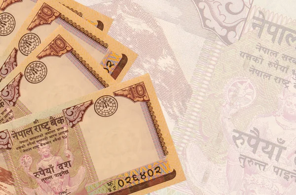 10 Nepal Rupisi banknotları büyük yarı şeffaf banknotların arka planında duruyor. Kopyalama alanı olan soyut iş arkaplanı