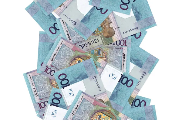 100ベラルーシのルーブル紙幣は白で隔離されて飛んでいます 左右に白書スペースのある紙幣が多い — ストック写真