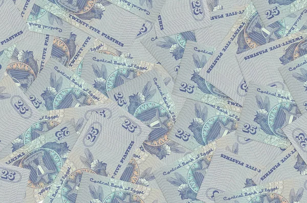 25 Mısır kuruşu banknotları büyük yığının içinde yatıyor. Zengin yaşam kavramsal geçmişi. Büyük miktarda para.