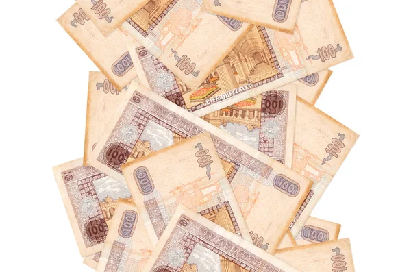 100 Guatemalalı quetzales banknotu beyazın üzerinde izole bir şekilde uçuyor. Birçok banknot sol ve sağ tarafta beyaz kopya alanı ile düşüyor