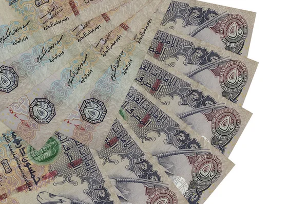 50 BAE dirhem banknotları beyaz arka planda izole edilmiş, fotokopi alanı da yakın planda. Finansal işlemler kavramı