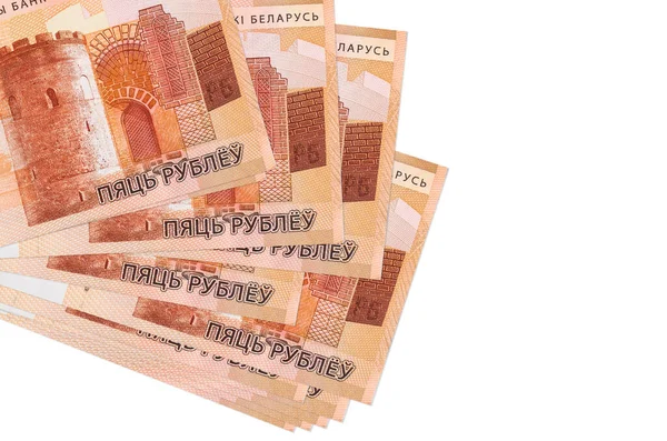 5 Belorus rublesi banknotları küçük gruplar halinde ya da beyaza izole edilmiş paketler halinde bulunur. Kopyalama alanı olan bir model. İş ve para değişimi kavramı
