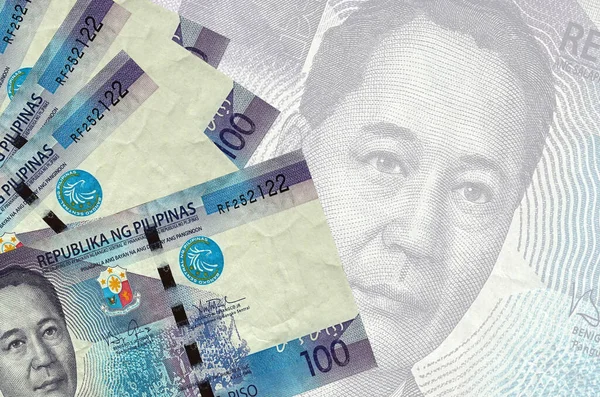 100 Filipin piso faturası büyük yarı şeffaf banknotun arka planında duruyor. Kopyalama alanı olan soyut iş arkaplanı
