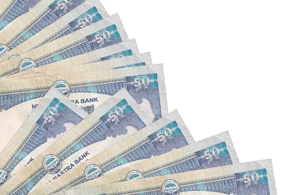 50 Nepal Rupisi banknotları beyaz arka planda izole edilmiş, fotokopi alanı da pervaneye yakın duruyor. Maaş zamanı kavramı veya finansal işlemler