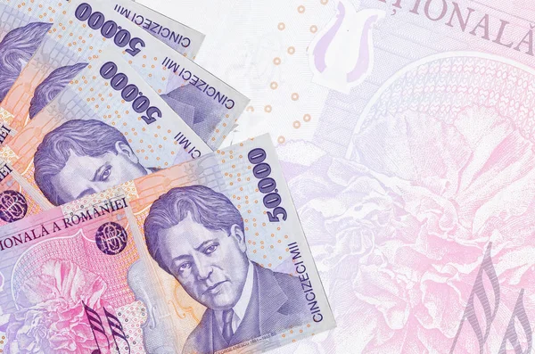 Yarı şeffaf büyük banknotun arka planında 50 bin Romen ley faturası duruyor. Kopyalama alanı olan soyut iş arkaplanı