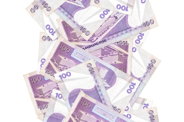 100 Filipin piso banknotları beyazın üzerinde izole bir şekilde uçuyor. Birçok banknot sol ve sağ tarafta beyaz kopya alanı ile düşüyor