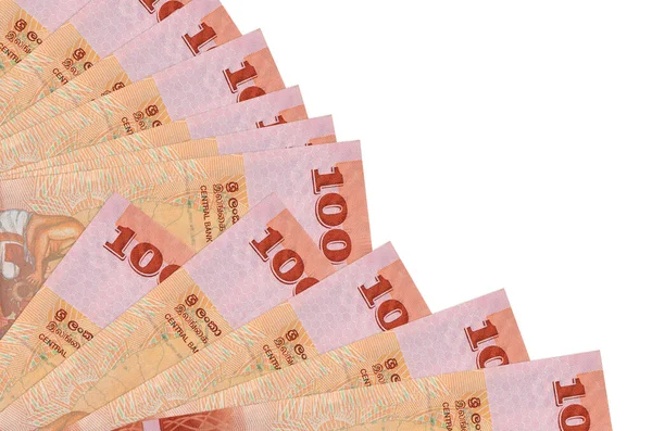 100 Sri Lanka Rupisi banknotları beyaz arka planda izole edilmiş, fotokopi alanı da pervaneye yakın duruyor. Maaş zamanı kavramı veya finansal işlemler