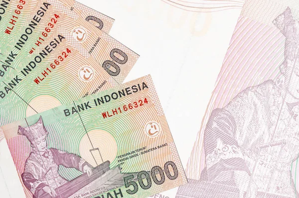 5000印尼盾钞票在半透明的大钞票的背景下堆积如山 带有复制空间的业务背景摘要 — 图库照片