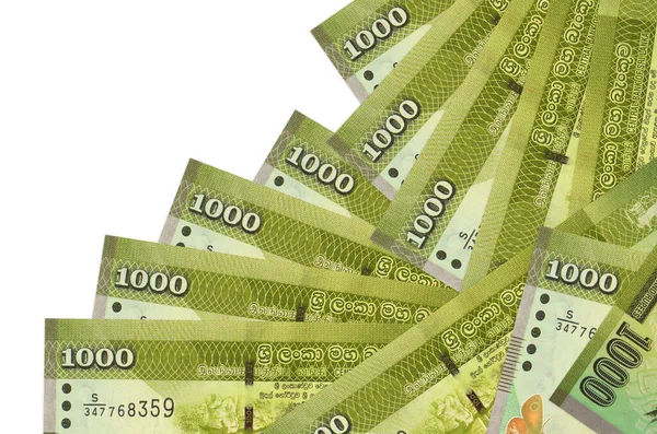 1000 Sri Lanka rupi banknotları beyaza izole edilmiş farklı bir sırayla yatar. Yerel bankacılık ya da para kazanma konsepti. İş arkaplanı afişi