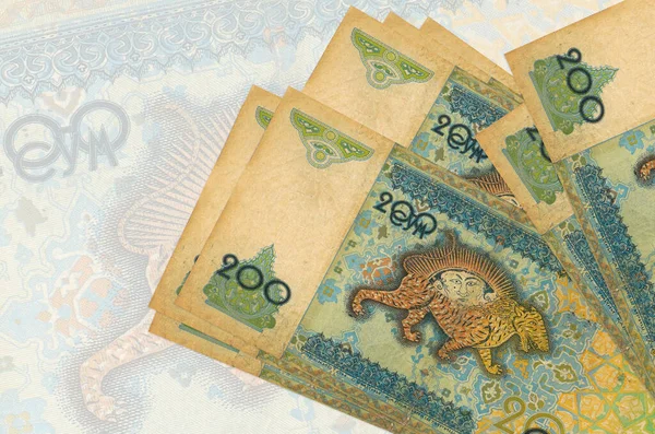 200 Узбекских Сомов Лежат Стопке Фоне Большой Полупрозрачной Банкноты Абстрактное — стоковое фото