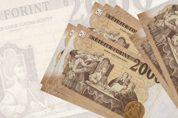 2000 Hongaarse Forint Biljetten Liggen Stapel Achtergrond Van Grote Semi — Stockfoto