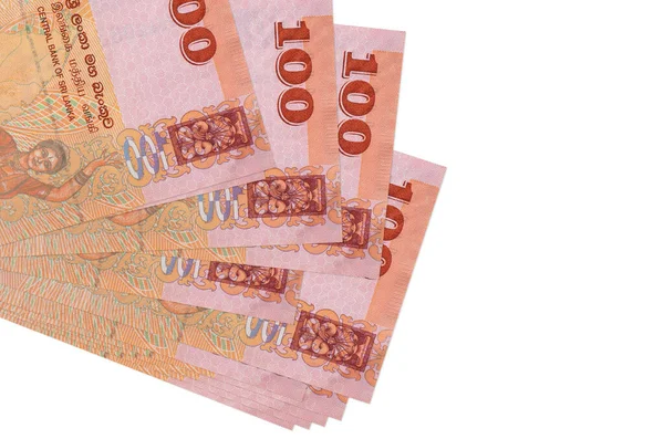 100 Sri Lanka rupisi küçük gruplar halinde ya da beyaz paketler halinde yatar. Kopyalama alanı olan bir model. İş ve para değişimi kavramı