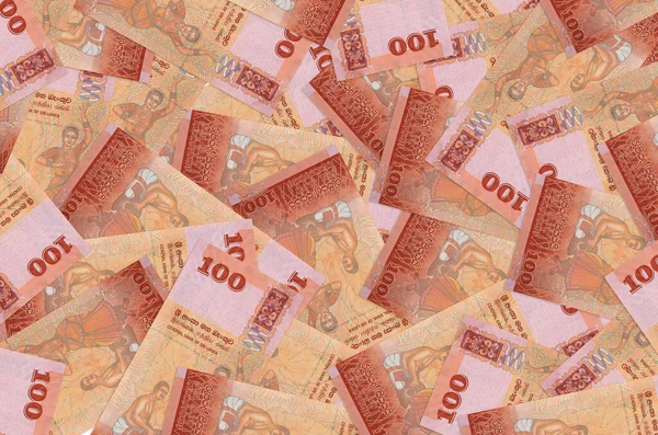 100 Sri Lanka rupisi büyük bir yığın halinde duruyor. Zengin yaşam kavramsal geçmişi. Büyük miktarda para.