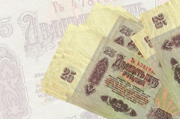 25のロシアのルーブル紙幣は 大きな半透明の銀行券を背景に積み重なっています 国内通貨の概要説明 事業概念 — ストック写真