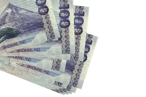 100 Filipin piso banknotları küçük gruplar halinde ya da beyaza izole edilmiş paketler halinde yatar. Kopyalama alanı olan bir model. İş ve para değişimi kavramı