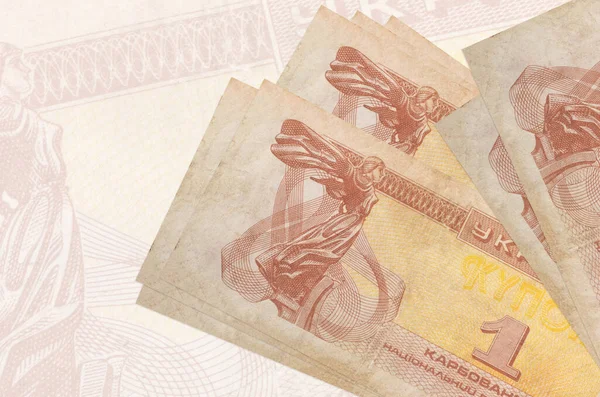 1 Ukrayna kuponu faturası büyük yarı şeffaf banknotun arka planında duruyor. Ulusal para biriminin soyut sunumu. İş konsepti