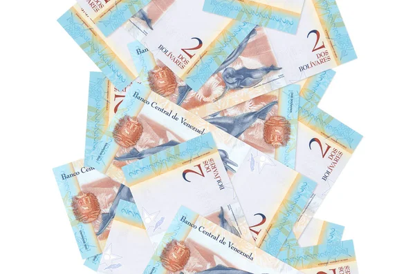 2 Venezuelalı bolivar banknotları beyazın üzerinde izole bir şekilde uçuyor. Birçok banknot sol ve sağ tarafta beyaz kopya alanı ile düşüyor