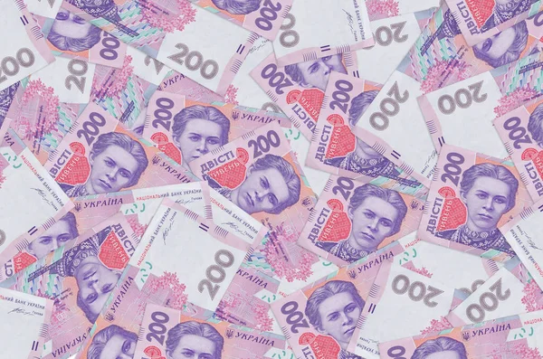 200 Ukrayna hrivniası banknotları büyük yığının içinde yatıyor. Zengin yaşam kavramsal geçmişi. Büyük miktarda para.