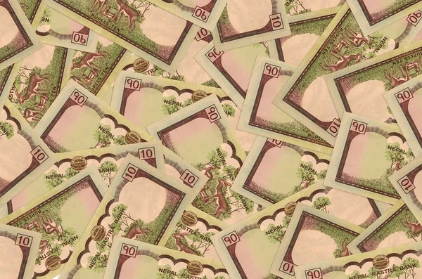 10 Nepal Rupisi banknotları büyük yığının içinde yatıyor. Zengin yaşam kavramsal geçmişi. Büyük miktarda para.