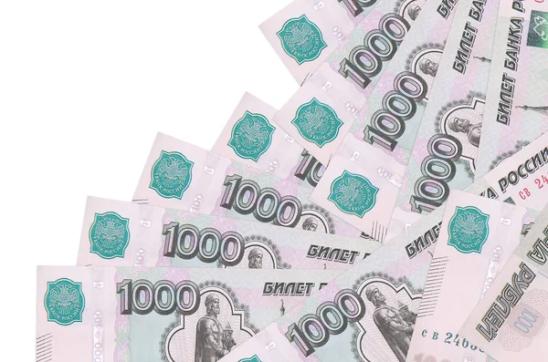 1000 rusya rublesi banknotları beyaza izole edilmiş farklı bir sırayla yatar. Yerel bankacılık ya da para kazanma konsepti. İş arkaplanı afişi