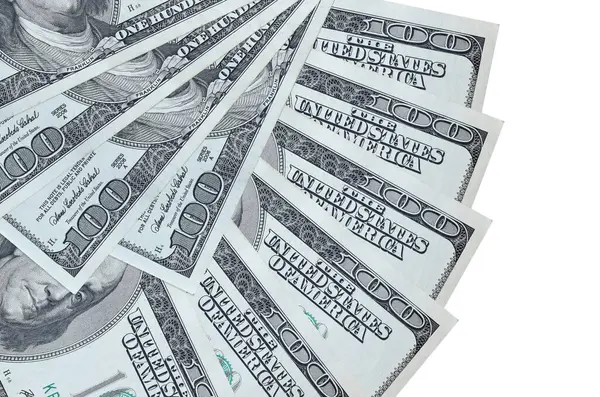 100 Amerikan doları banknotları beyaz arka planda izole edilmiş, fotokopi alanı da yakın planda. Finansal işlemler kavramı