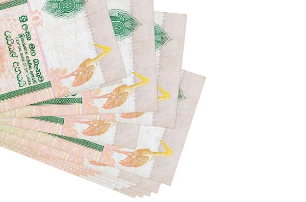 10 Sri Lanka rupisi küçük gruplar halinde ya da beyaz paketler halinde yatar. Kopyalama alanı olan bir model. İş ve para değişimi kavramı