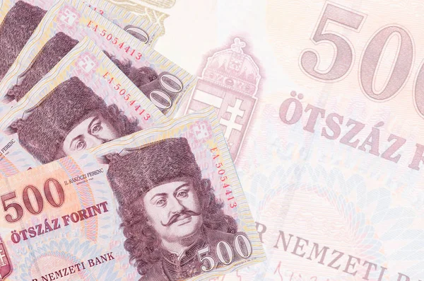 500 Węgierskich Banknotów Forintowych Leży Stosach Tle Dużego Półprzezroczystego Banknotu — Zdjęcie stockowe