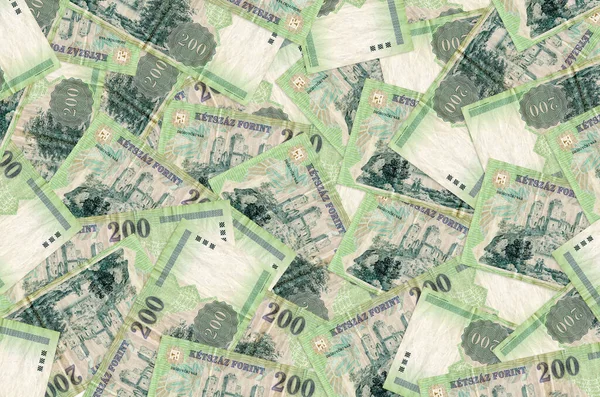 200 Macar forint banknotu büyük bir yığın halinde duruyor. Zengin yaşam kavramsal geçmişi. Büyük miktarda para.