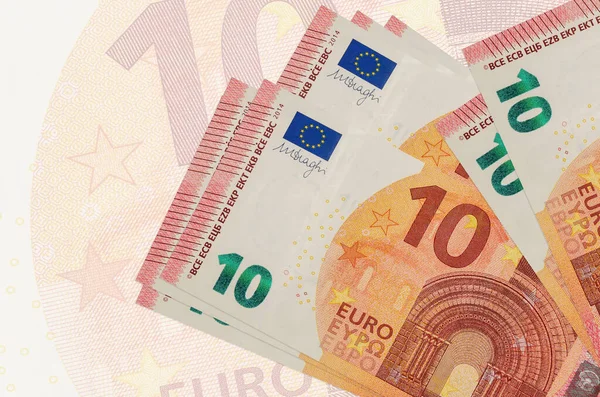 10 avroluk banknotlar büyük yarı şeffaf banknotların arka planında duruyor. Ulusal para biriminin soyut sunumu. İş konsepti